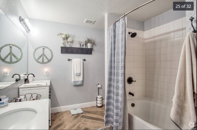 Building Photo - 3 Bed  1/2  Bath  with Large Yard Rental