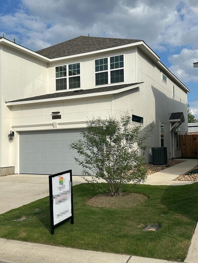 Photo - 931 Beebrush Ln