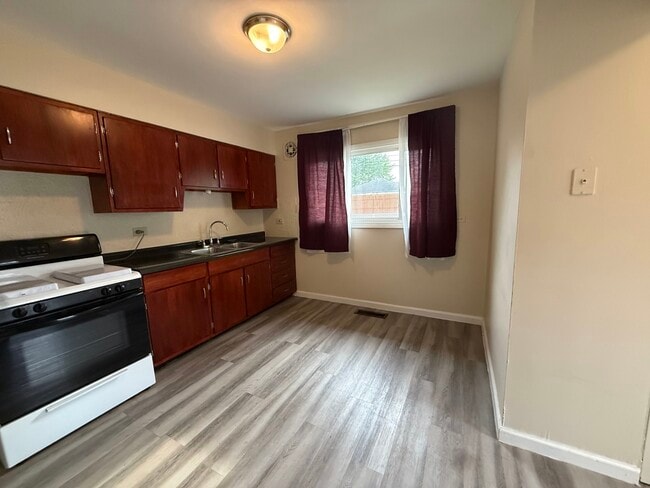 Photo - 1374 Forest Pl