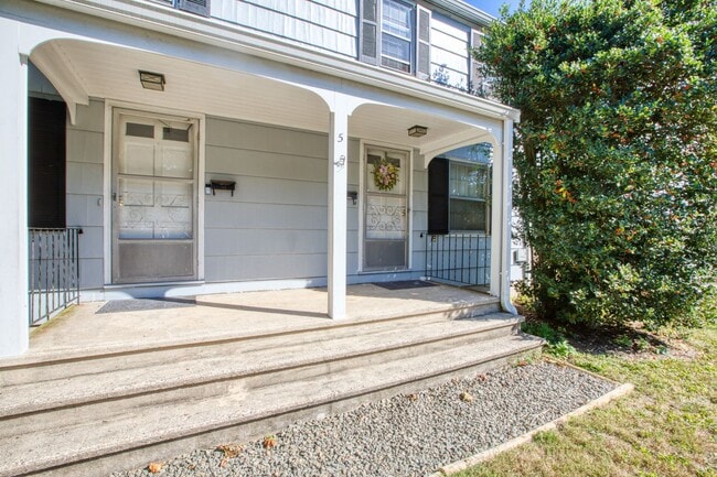 Building Photo - Duplex style 2 bedroom updated Unit 5 Fern St (right side)