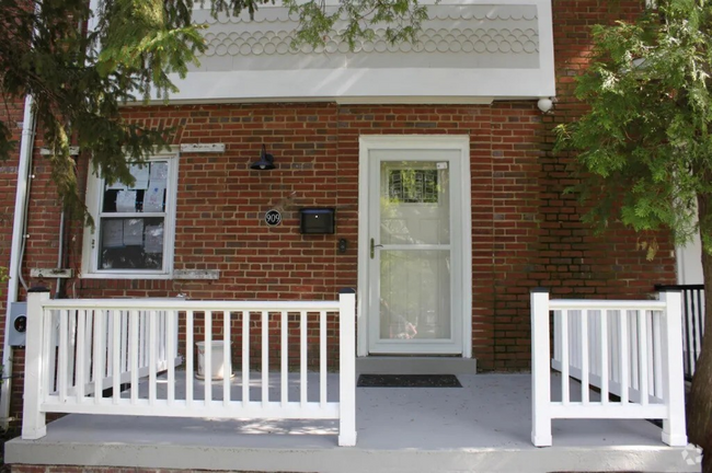 Building Photo - 909 Varnum St NE Rental