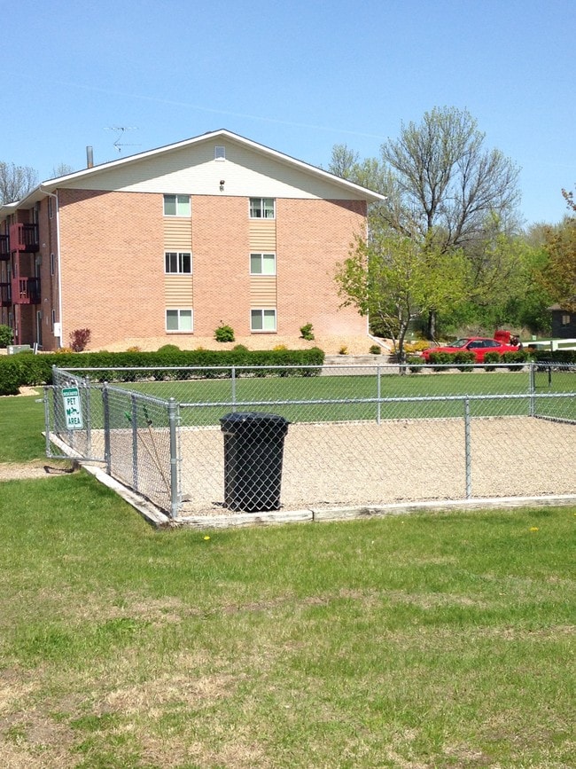 Pet Play Area - Auburn Cove Apartments., LLC