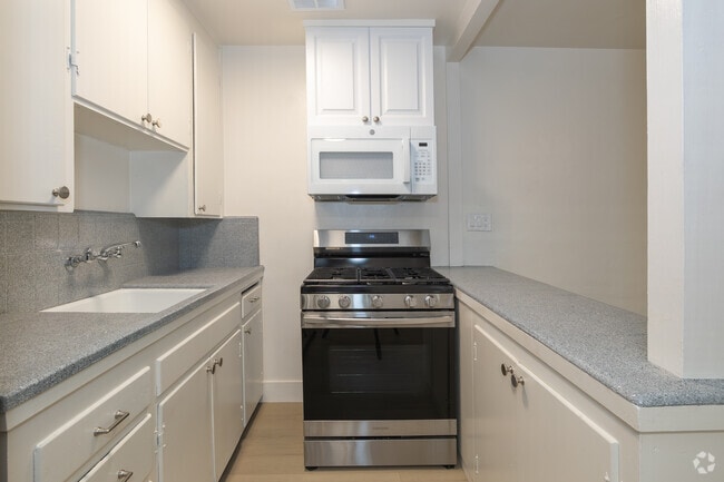 1BR, 1BA - 455SF - Kitchen - Solana