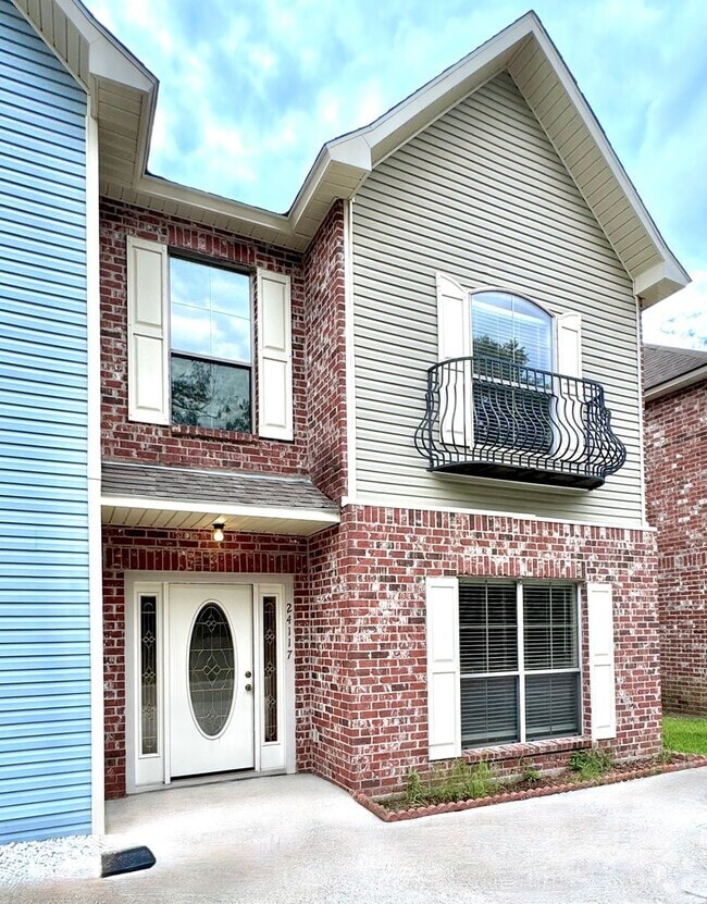 Building Photo - Spacious New Orleans-Style 3BR/2.5BA Townh... Rental