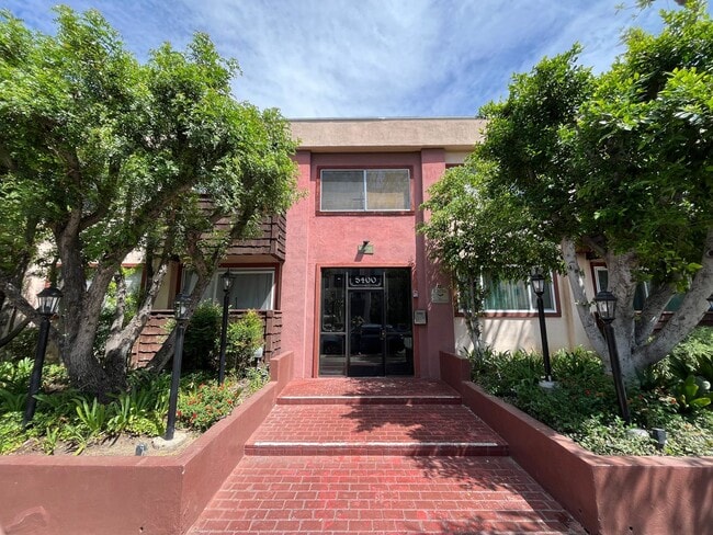 Building Photo - Encino 2+2 w/pool + spa, parking + extra storage!