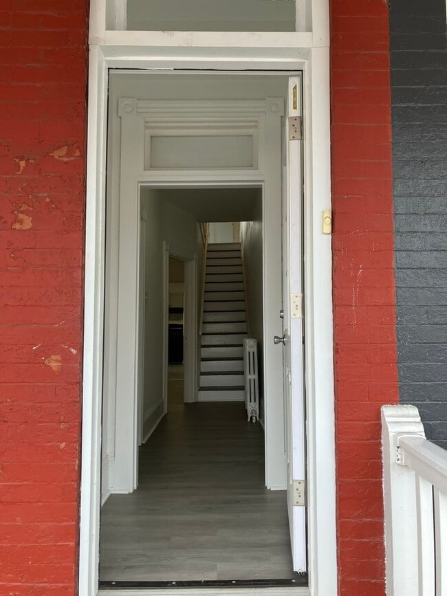 Building Photo - 422 John St