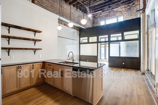 Building Photo - 124 Monroe Ave Unit #206