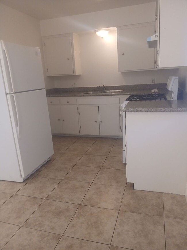 Building Photo - 820 Sutter Ave Unit 820 Sutter Ave. #B