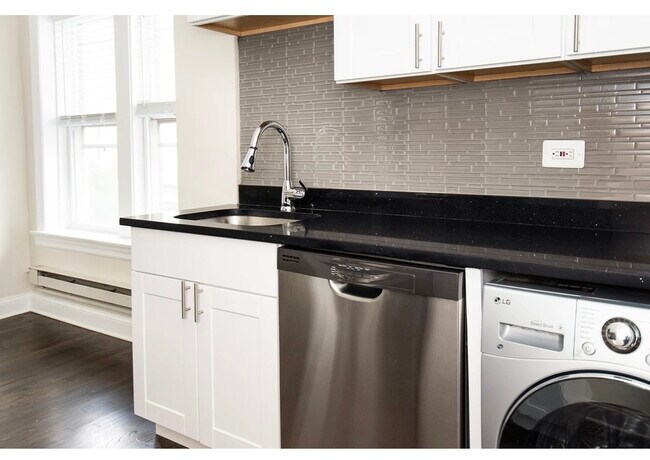 Photo - 3819.5 N Greenview Ave Unit 2W