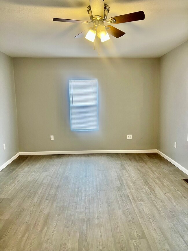 Photo - 2210 Salu St