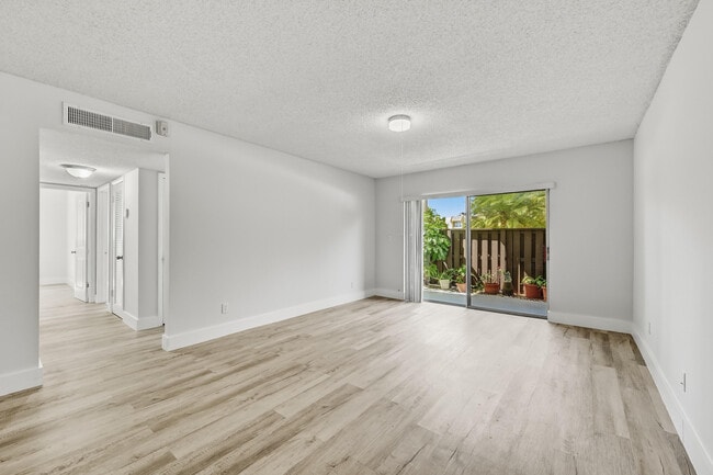 Building Photo - 13730 SW 90th Ave Unit 15