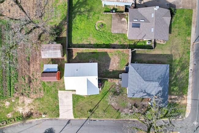 Photo - 3 bedroom 1 bath house in Midtown available Mid- August
