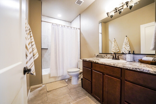 2nd bath - 2920 Walnut Ave