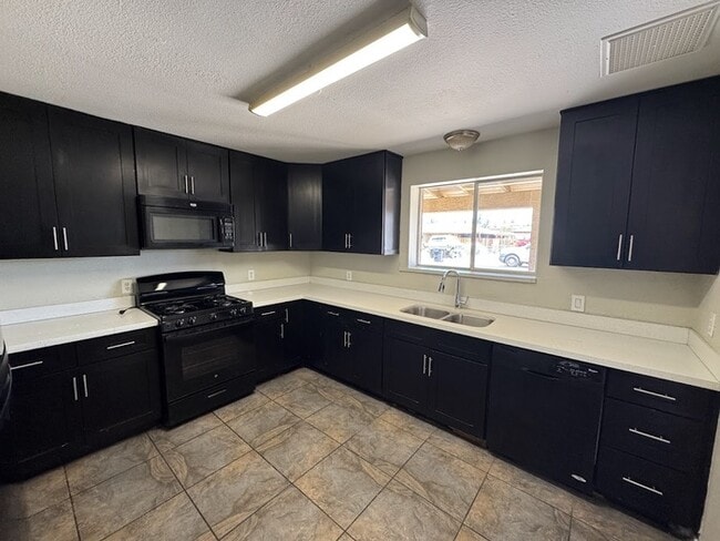 Photo - 5 Bedroom Near GCU