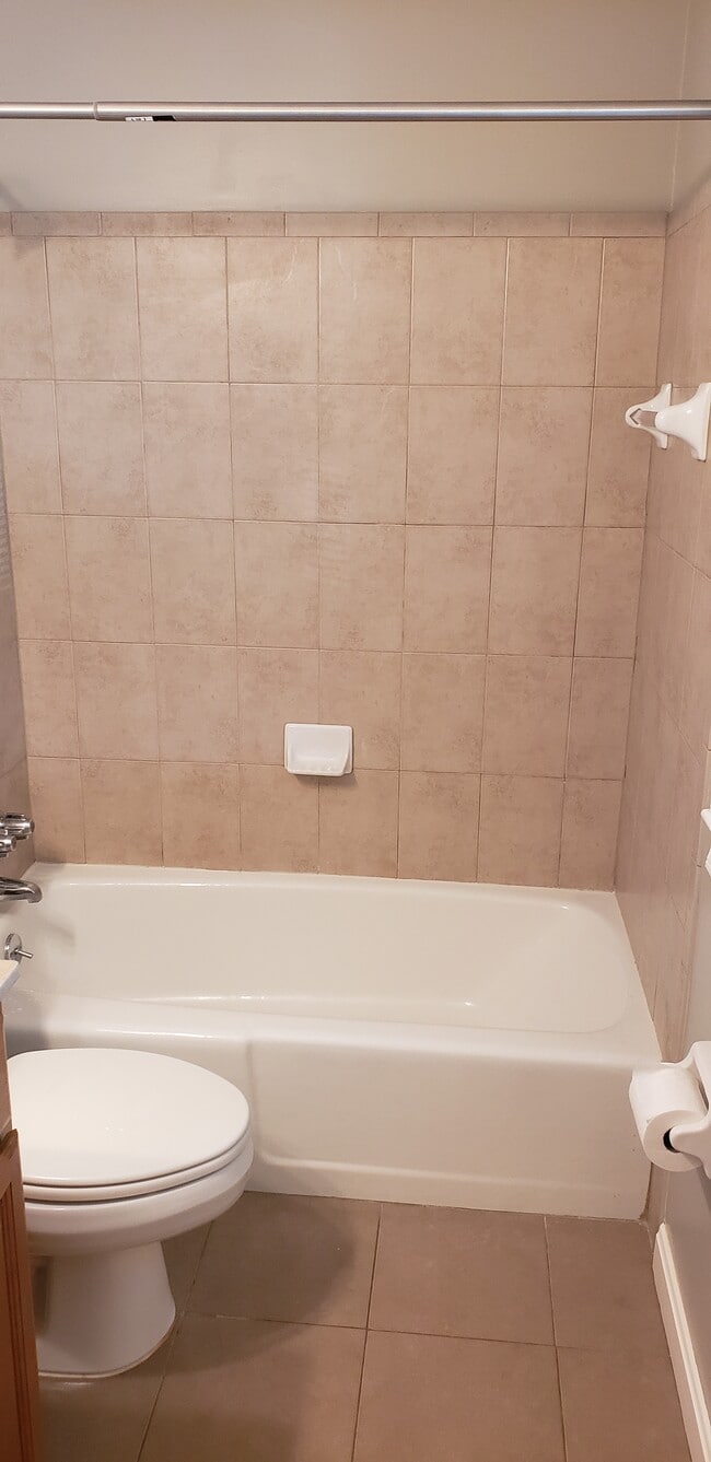 Building Photo - 128 Jamestown Ct Unit B Rental