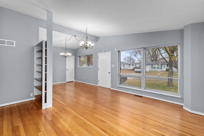 Photo - 550 Versailles Dr