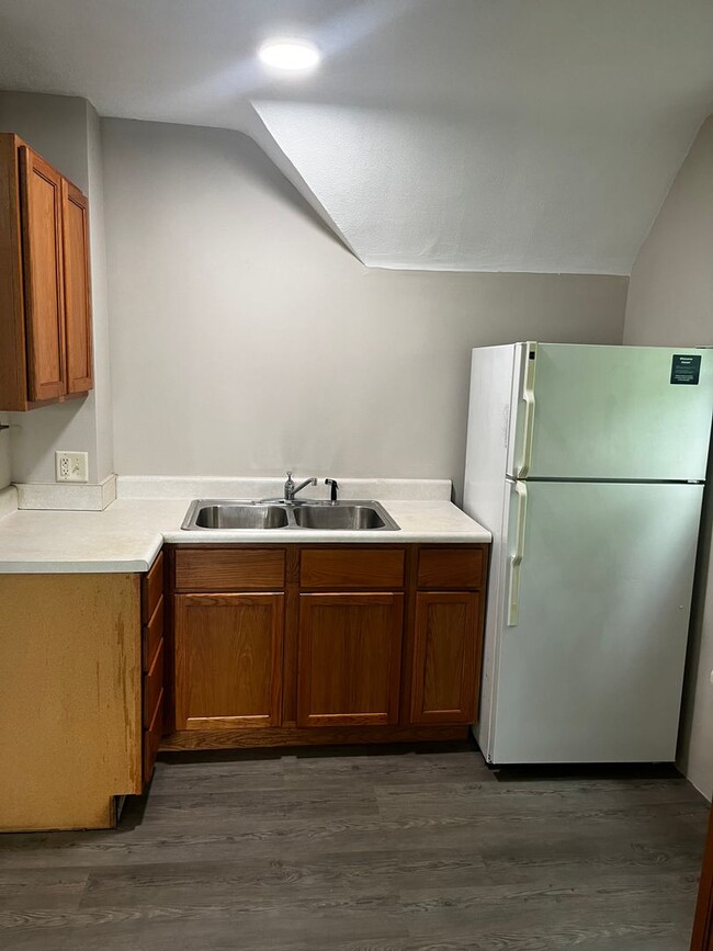 Building Photo - 532 39th St Unit Augie Up
