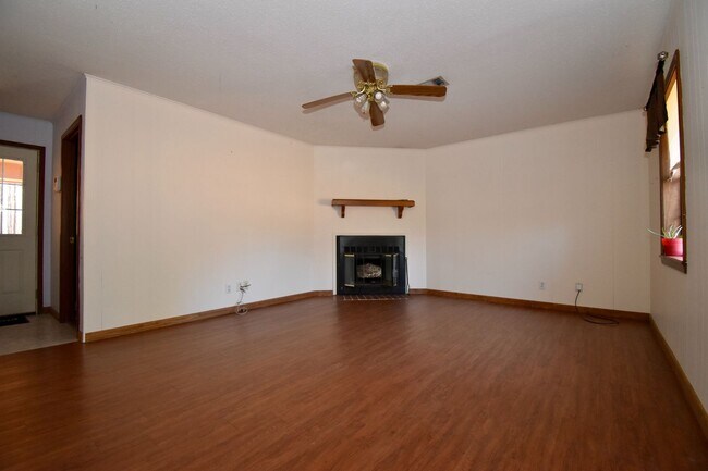 Photo - 3 Bedroom 2 Bath Home in Quitman