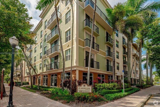 Building Photo - 1919 Van Buren St Unit 819A Rental