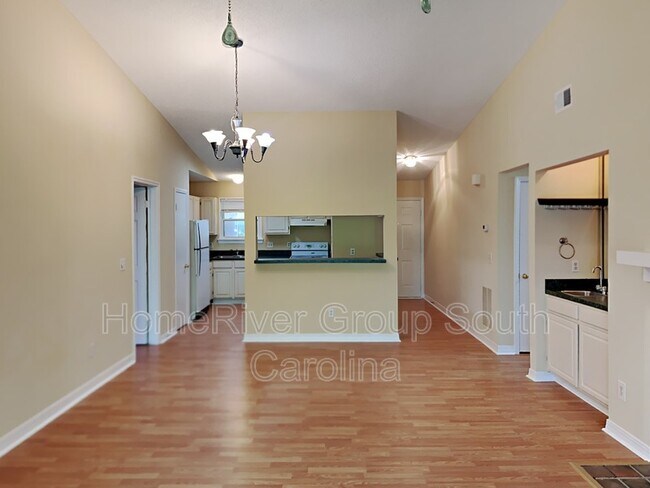 637 Edgewater Ln
