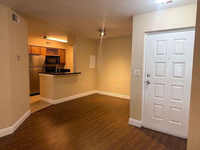 Building Photo - 2850 N Oakland Forest Dr Unit 208