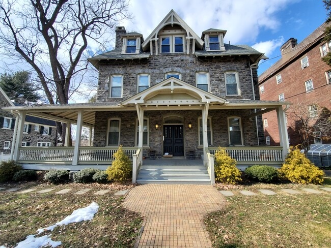 Building Photo - West Mt Airy Unit 4