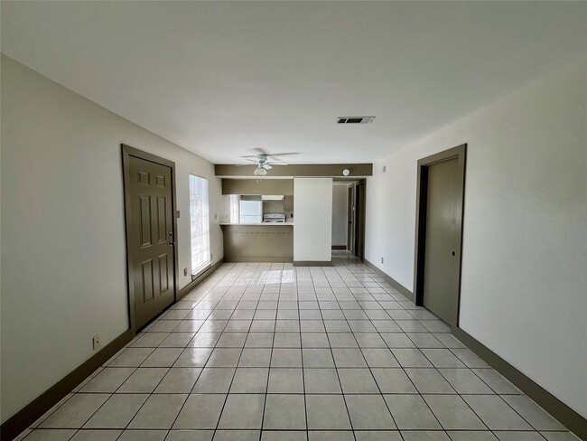 Photo - 1042 W Village Ct Unidad C