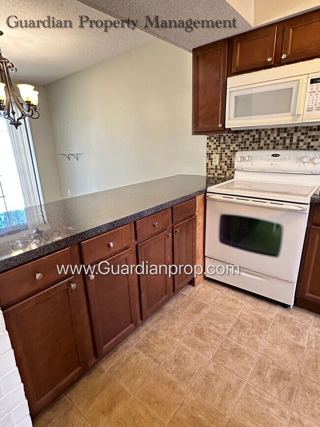 Burnsville Town Home, 1 Car Attached Garag... Townhome Rental in