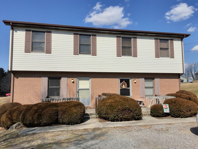 Blacksburg, 3 BR / 2.5 BA, Available Aug 6th - Blacksburg, 3 BR / 2.5 BA, Available Aug 6th House