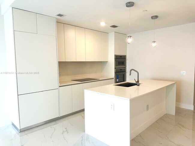 Photo - 700 NE 24th St Unidad 2605