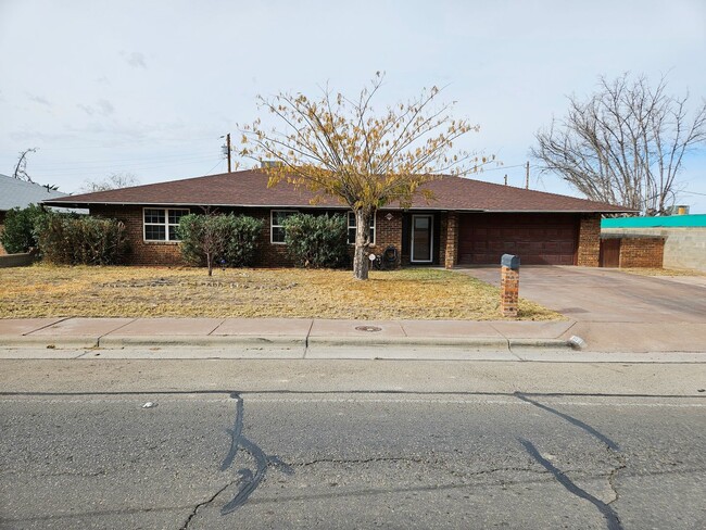 Beautiful 4 Bedroom / 2 Bath Large Home wi... - Beautiful 4 Bedroom / 2 Bath Large Home wi...
