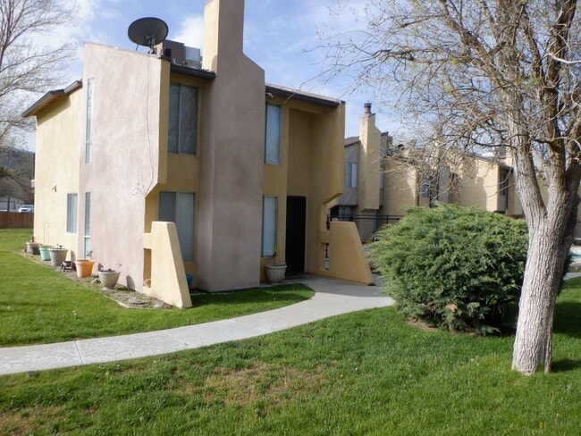 Building Photo - Charming 2-Story Condo Near Stallion Springs Lake