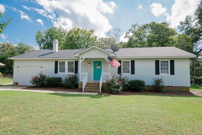 Building Photo - Adorable ranch home with huge fenced yard mid June!