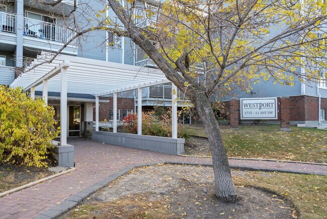 Photo - 1735-111 11 Ave SW