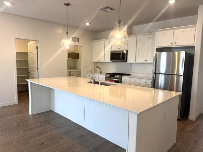 Photo - 1083 Traverse Dr S