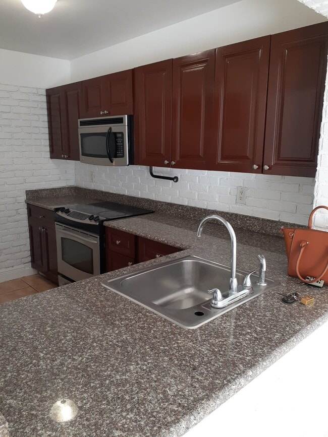 Building Photo - 2735 W 66th St Unit #12