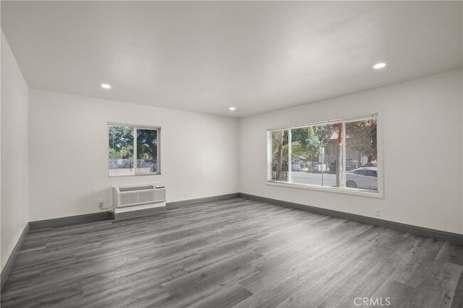 Photo - 14335 Hamlin St