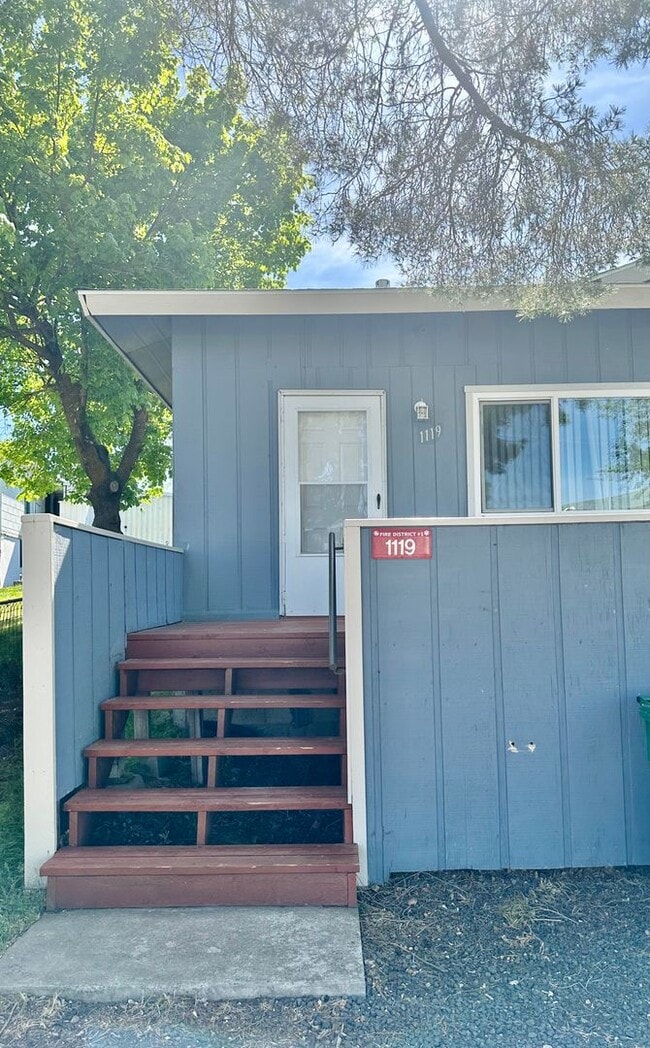 Photo - 2.2. miles to Sky Lakes Medical Center and...