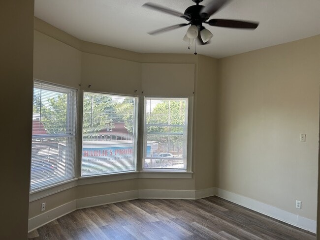 Light & bright with high ceilings to make the space feel bigger - 4537 SE 65th Ave Unit 6