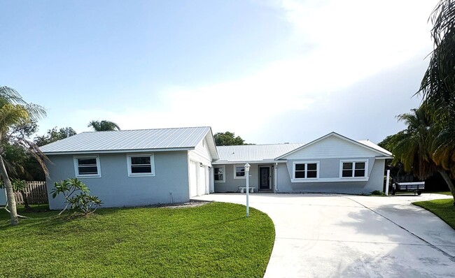 Building Photo - Boater's Dream: 4/2.5/3CG home in exclusiv...
