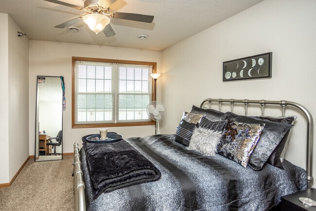 1HAB, 1BA - 819&nbsp;ft² - Tiverton Court Apartments