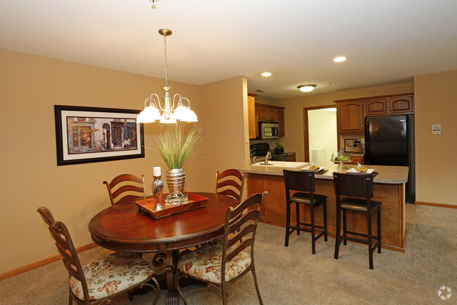 3BR, 2BA w/golf course view - Dining Room - Eagle Point Apartments