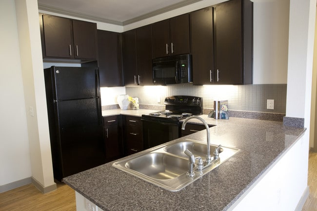 Building Photo - SUMMIT PARQUE, LLC