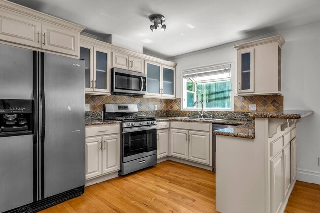 Kitchen - 815 Broadway St Unit 1