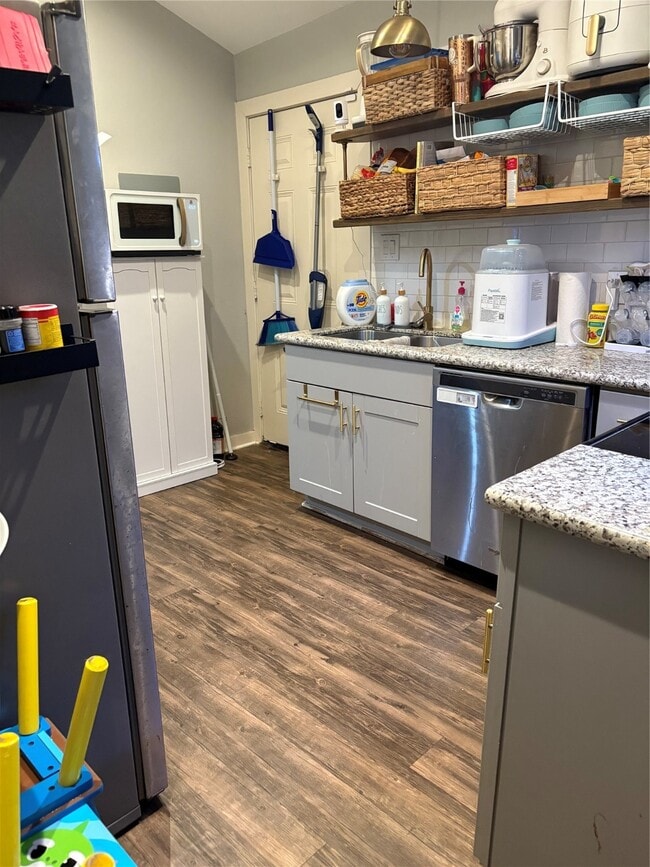 Building Photo - 4630 Woodside St Unit 5