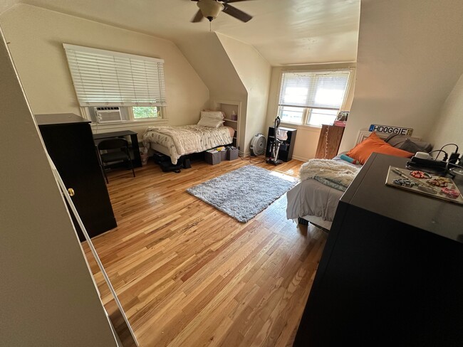 Photo - Brick House Duplex Unidad Upstairs Bedroom 1B shared main level