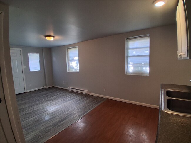 Photo - 212 Edwards St