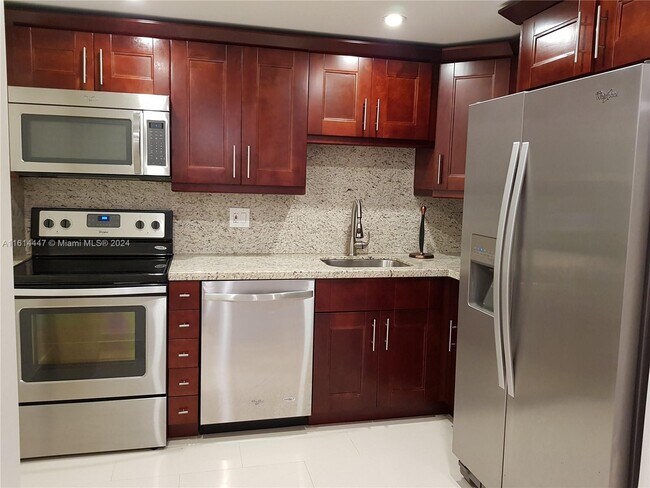 Building Photo - 3730 Inverrary Dr Unit LIKE NEW CONDO