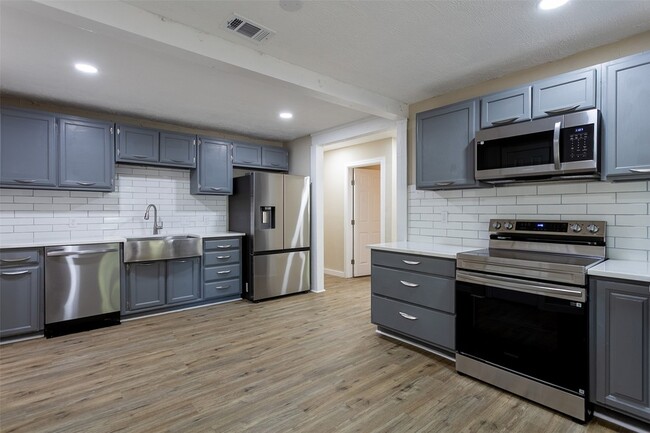 Building Photo - 840 Red Oak Ct