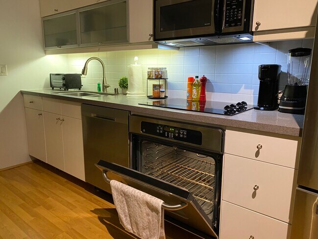 350 W Ash St Unidad Little Italy View Parking